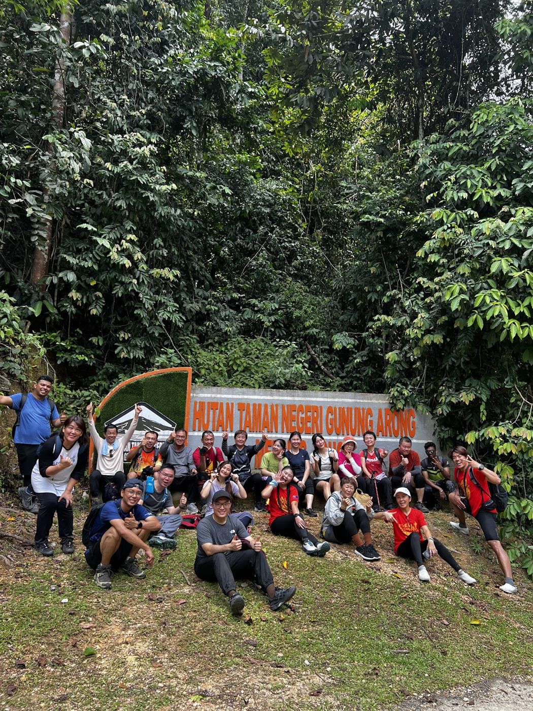 团队在 Hutan Taman Negeri Gunung Arong 入口合照