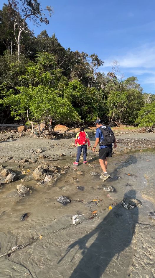 队员涉水通过河口，准备进入丛林步道