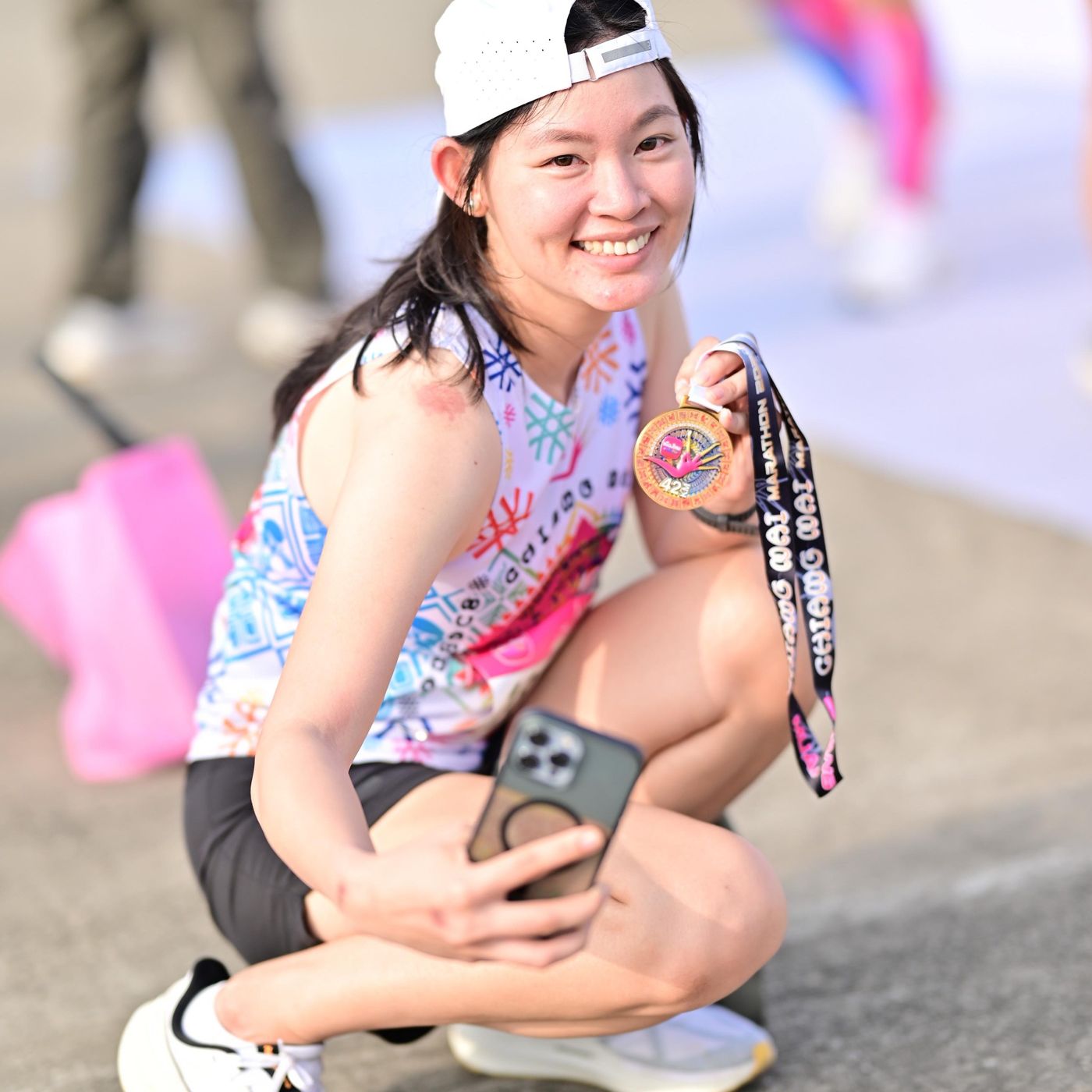 Daa 在清迈马拉松终点举起42公里完赛奖牌